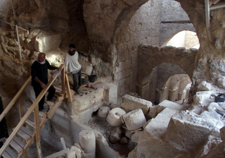 Illustration for article titled Archaeologists Find Royal Entryway To King Herod's Hilltop Palace